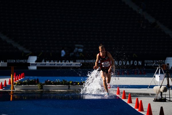 Nils Huhtakangas (LG Osnabrueck) ueber 3000m Hindernis waehrend der deutschen Leichtathletik-Meisterschaften im Olympiastadion am 26.06.2022 in Berlin